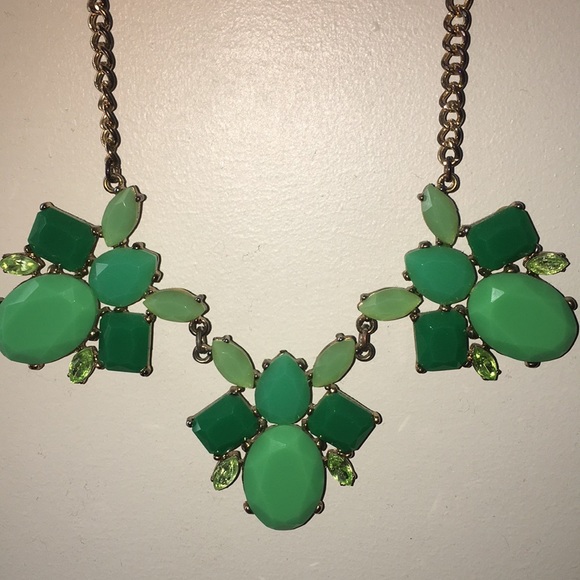 Green Statement Necklace - Picture 2 of 3